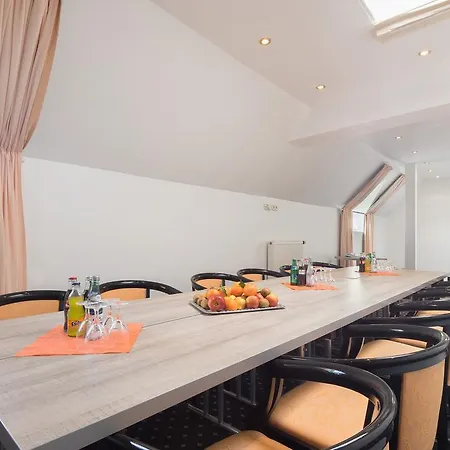 מלון Trip Astoria 4*